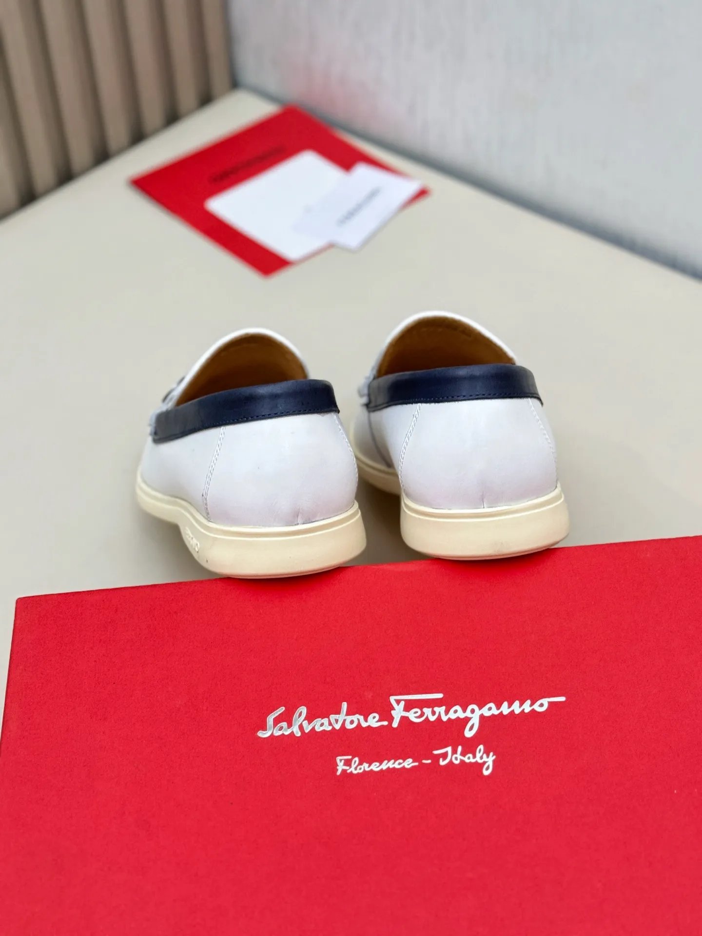 [Ferragamo] P: 580💰 Number of yards: 38~44 (45 orders are non-returnable) Ferragam's new men's driving shoes, the fabric is made of imported cowhide, with visible texture, heavy industrial stitching, dyed calfskin inside, standard logo cowhide feet, big-name experience, soft and comfortable on the feet, a men's favorite, special non-slip and wear-resistant rubber soles, easy to handle various occasions, with original box packaging!
